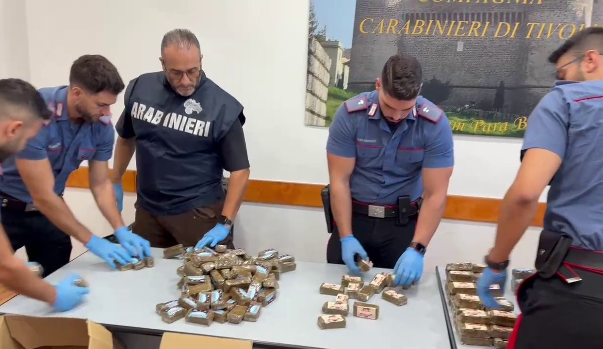 Fermato tir spagnolo: nel carico di frutta 540 kg di hashish. Arrestato 43enne. IL VIDEO