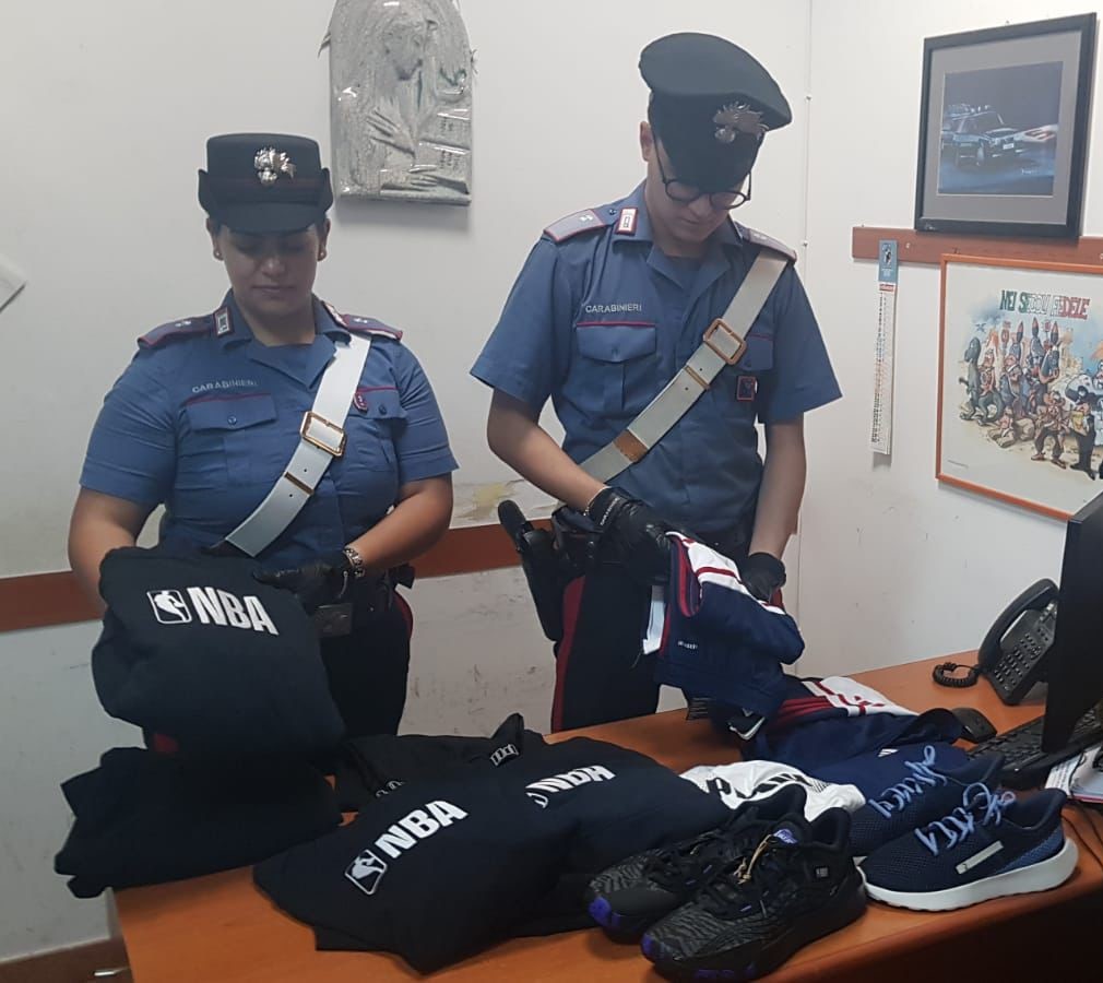 Arrestati due cittadini georgiani per furto in negozio sportivo