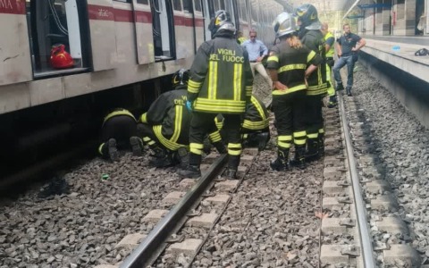 Uomo si getta sotto il treno della metro e muore