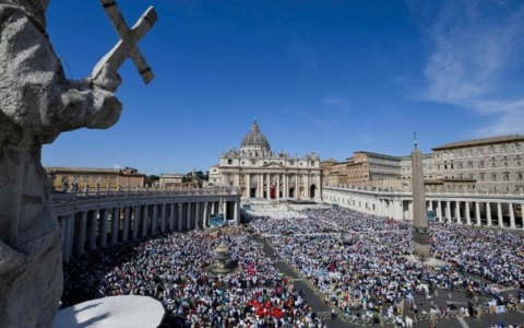 In 80 mila a Piazza San Pietro per la canonizzazione di Acutis e Frassati