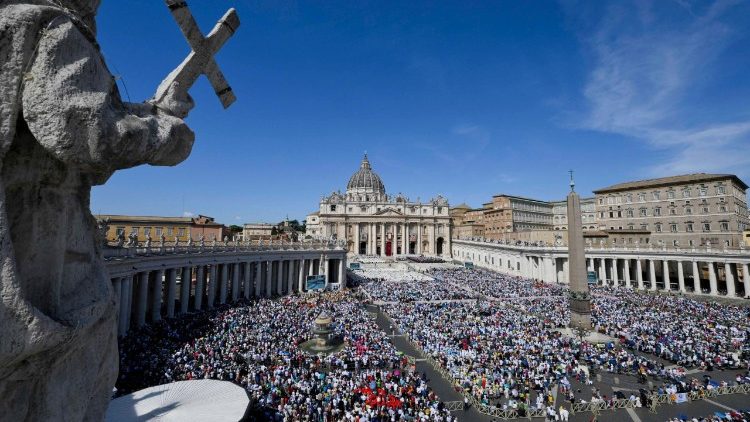 In 80 mila a Piazza San Pietro per la canonizzazione di Acutis e Frassati