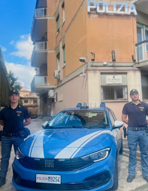 Neonato rischia di soffocare, salvo grazie alla prontezza della Polizia