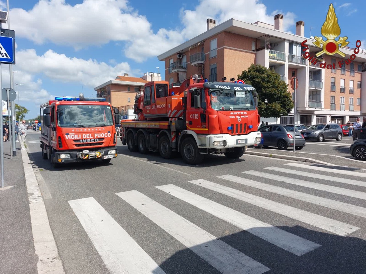Donna investita resta incastrata sotto il camion