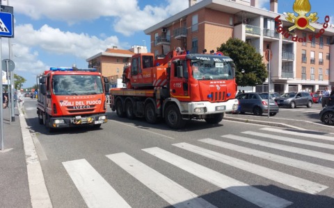 Donna investita resta incastrata sotto il camion