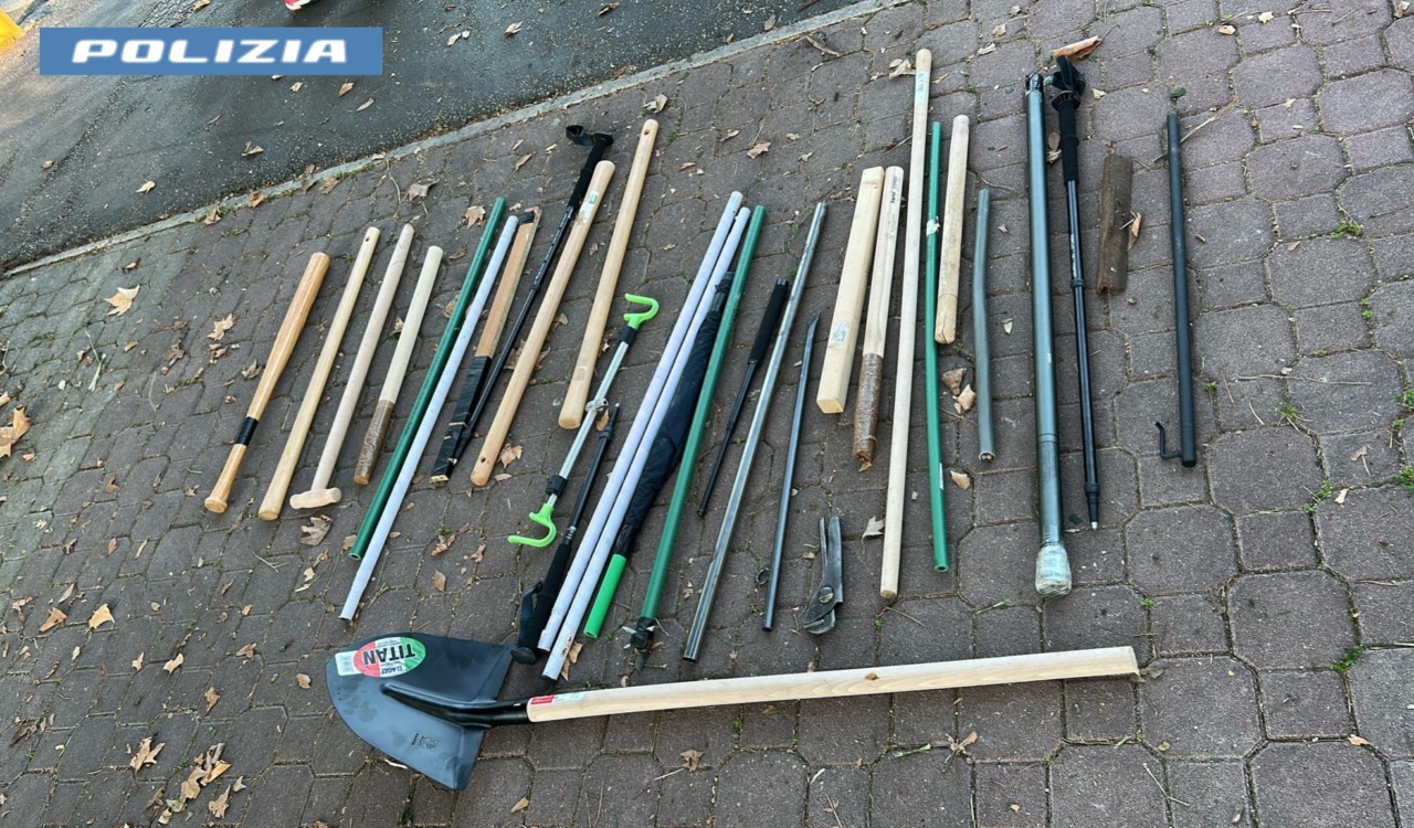 Derby,  sequestrate aste in plastica munite di viti e di lame e mazze in legno.