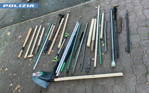 Derby,  sequestrate aste in plastica munite di viti e di lame e mazze in legno.