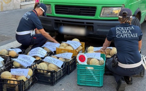 Vende frutta abusivamente, il sequestro di tre quintali di merce