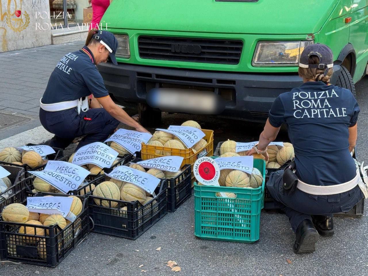 Vende frutta abusivamente, il sequestro di tre quintali di merce