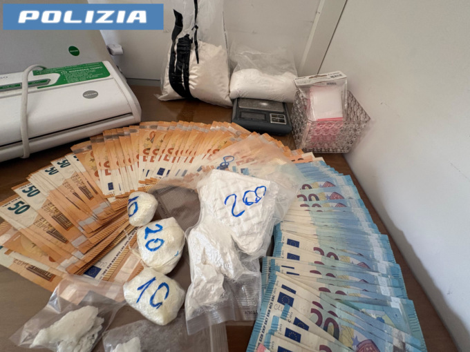 Ai domiciliari continuava a spacciare ketamina, crack e cocaina