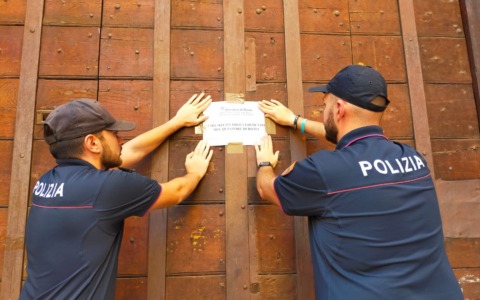 Movida fuori controllo e gravi episodi di violenza in un locale del centro: scattano i sigilli