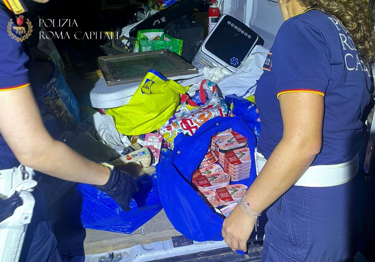 Blitz nei mercatini illegali: oltre 600 chili di merce sequestrata 