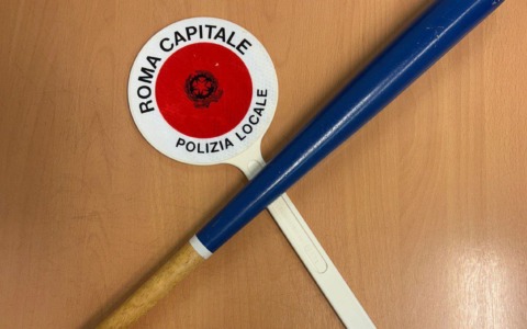 Dopo una lite insegue un automobilista con una mazza da baseball