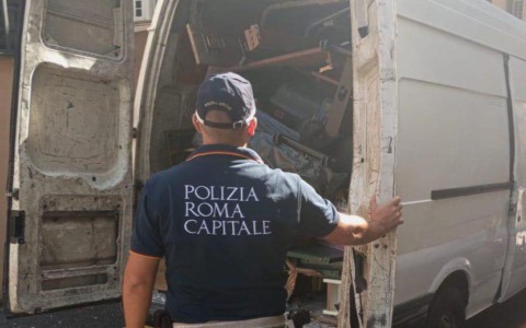 Sversava rifiuti nel VI Municipio: 46enne bloccato con una tonnellata di scarti illegali
