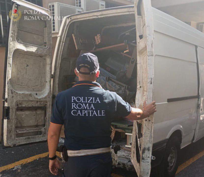 Sversava rifiuti nel VI Municipio: 46enne bloccato con una tonnellata di scarti illegali