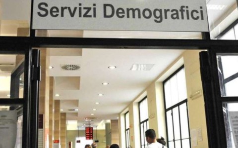 Tragedia sfiorata in ufficio anagrafe: impiegata salva la vita a un utente colpito da infarto