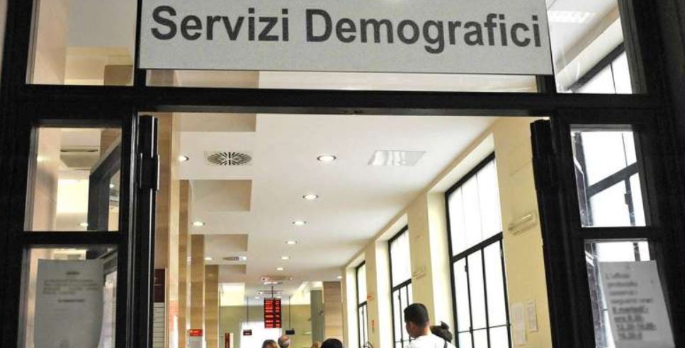 Tragedia sfiorata in ufficio anagrafe: impiegata salva la vita a un utente colpito da infarto