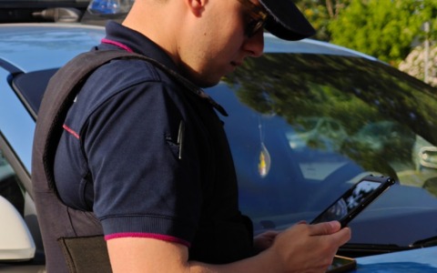 Si scaglia contro due connazionali per rapinarli, arrestato