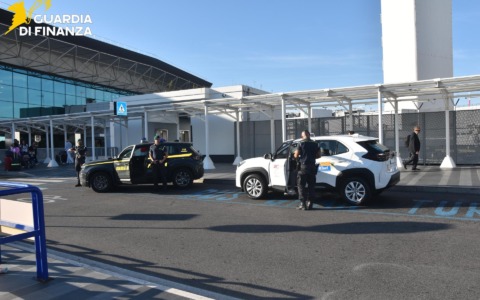 Taxi e NCC, estate di controlli all’aeroporto Da Vinci