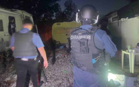 Criminalità, arrestate 5 persone per estorsione, rapine e furti