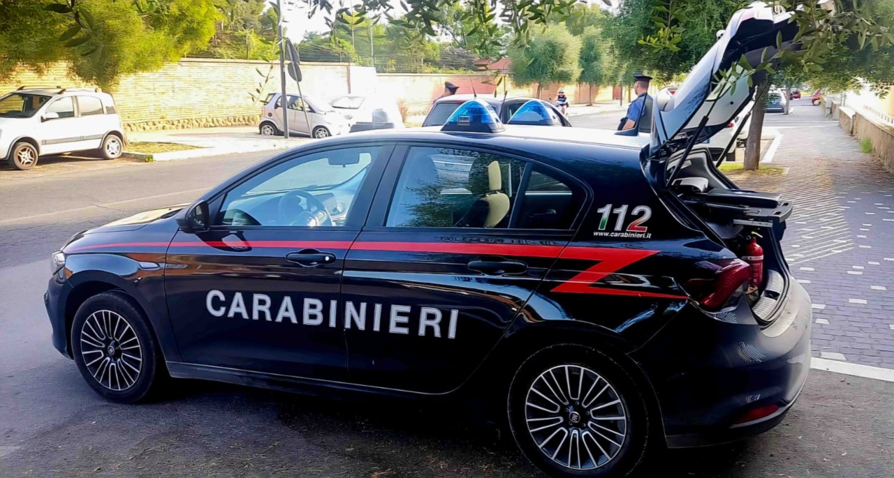 Minacce e rapina ai clienti di una banca, arresti domiciliari per un 52enne