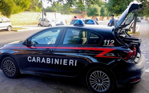 Minacce e rapina ai clienti di una banca, arresti domiciliari per un 52enne