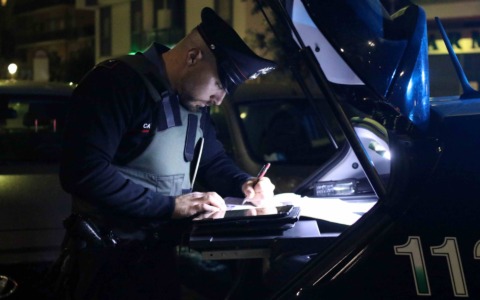 Tenta di disfarsi della droga in mare durante un controllo stradale