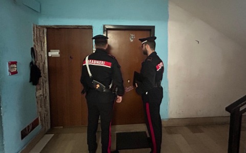 Tenta di disfarsi della droga alla vista dei carabinieri, arrestato