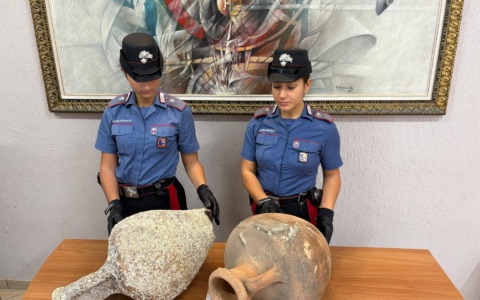 Due anfore di epoca romana presto nella Sala Consiliare del Comune