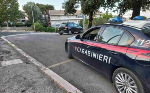 Fugge in auto con il figlio di quattro mesi dopo una lite con la compagna, arrestato a Fiumicino