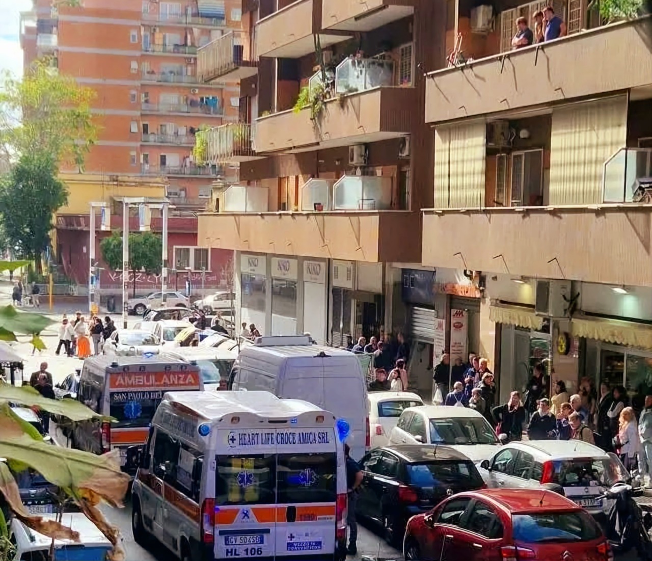 Bambino di 11 anni cade dal terzo piano, è grave