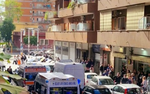 Bambino di 11 anni cade dal terzo piano, è grave