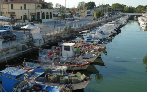 Piccola barca affondata nel canale dei pescatori a Ostia
