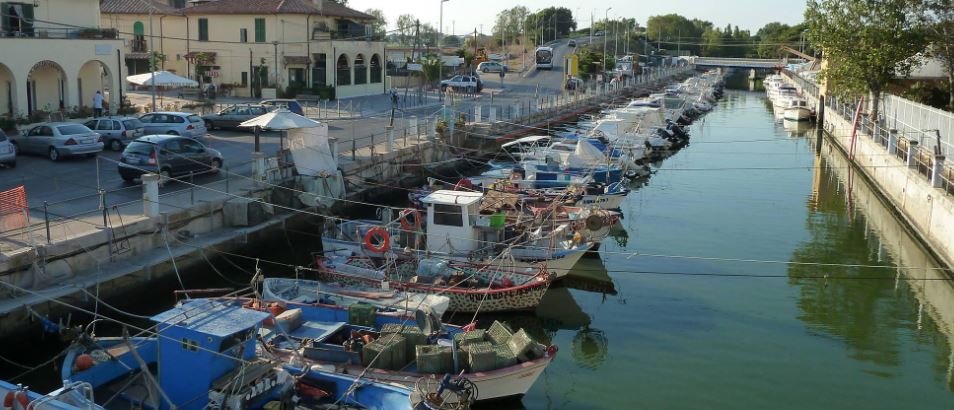 Piccola barca affondata nel canale dei pescatori a Ostia