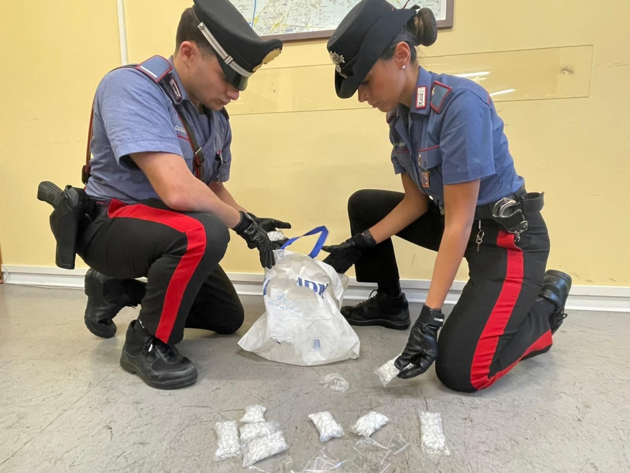 Droga nascosta nella busta della spesa, casalinga arrestata