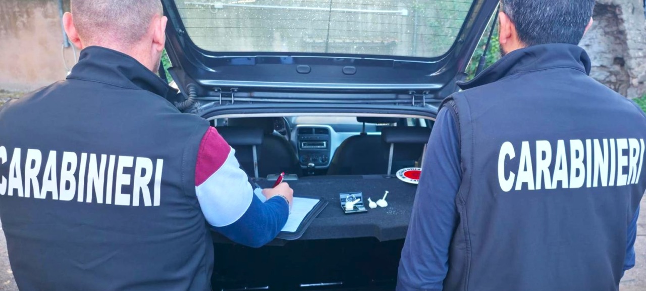 Arrestata 44enne per spaccio di droga: sequestrati hashish e cocaina