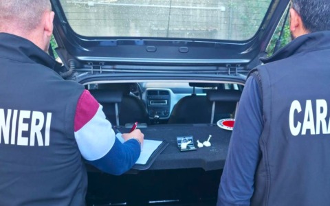 Arrestata 44enne per spaccio di droga: sequestrati hashish e cocaina
