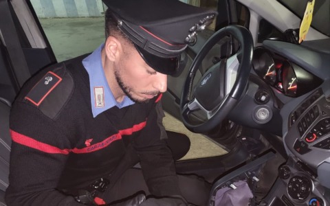 Controllo stradale porta a un arresto per droga: sequestrati cocaina, eroina e denaro contante
