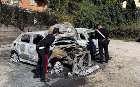 Incendia l’auto della ex e la perseguita, 46enne arrestato per stalking e incendio doloso