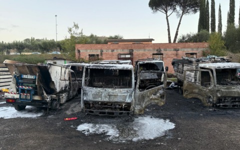 Distrutti sette mezzi della raccolta rifiuti