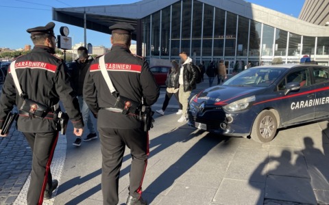 Controlli a Termini, sei persone arrestate per furto, rapina e uso indebito di carte