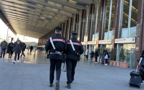 Si picchiano vicino a Termini, arrestati tre uomini e una donna
