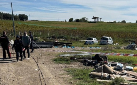 Pneumatici e vernici, sequestrate due discariche abusive