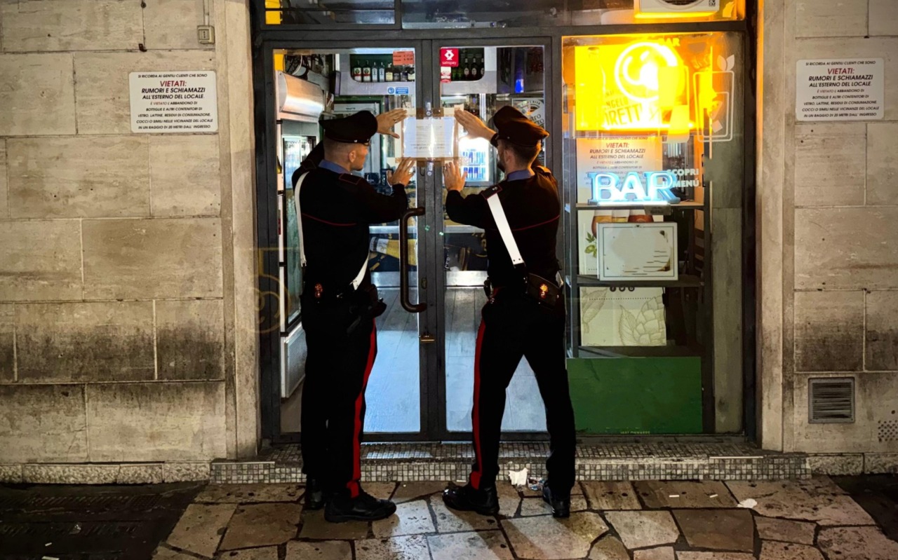 Risse, schiamazzi e degrado: chiuso bar per due settimane in via Flaminia