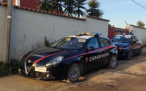 Incendia l’auto di una donna per un debito di droga: denunciato un ragazzo di 21 anni