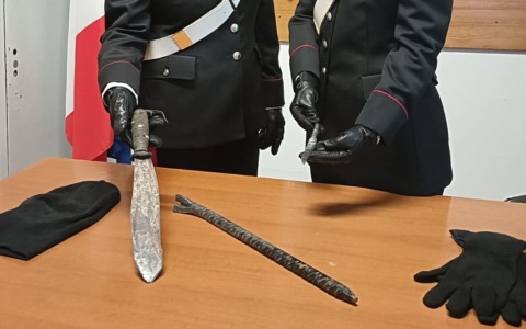 Trovato con machete e coltello, denunciato dai carabinieri un uomo di 50 anni