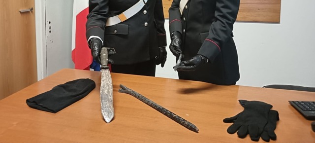 Trovato con machete e coltello, denunciato dai carabinieri un uomo di 50 anni