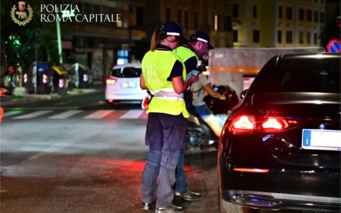 Fermato ad un controllo sul litorale, denunciato per armi e droga