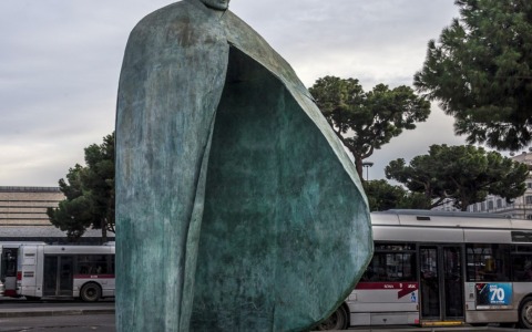 Imbrattata la statua di Wojtyla a Termini, l’ira della Premier Meloni