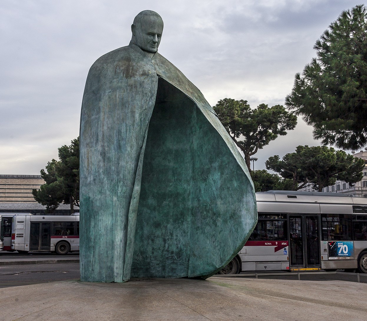 Imbrattata la statua di Wojtyla a Termini, l’ira della Premier Meloni