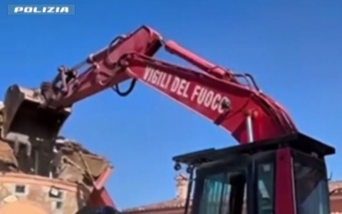 Demolite le ville abusive dei sinti, centrale di spaccio e legami con omicidio di un 14enne